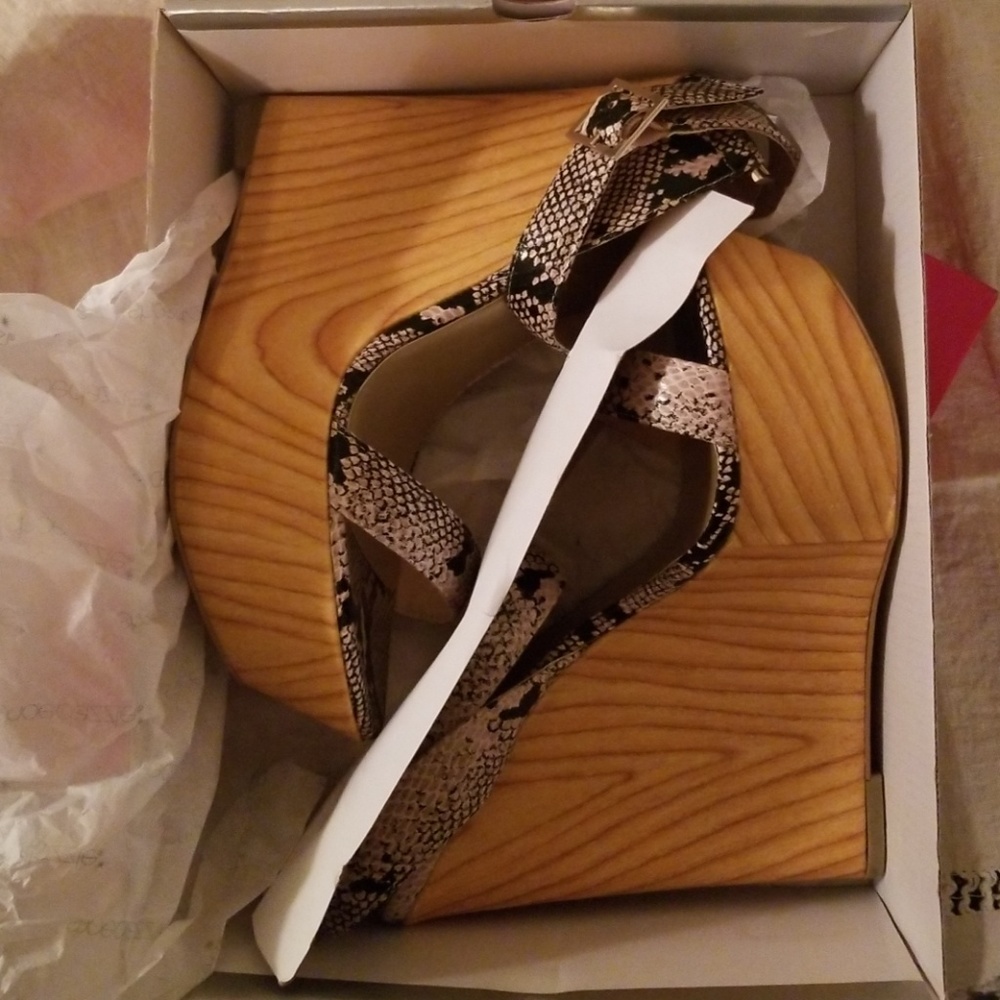 Shoes - Picture 3 of 7